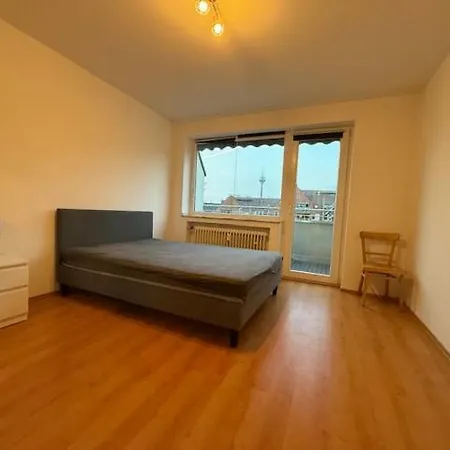 Zwei Zimmerwohnung, Balkon Mit Blick Auf Den Rheinturm Düsseldorf
