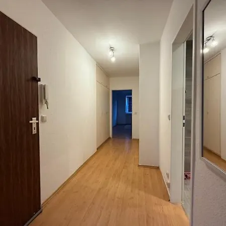 Apartment Zwei Zimmerwohnung, Balkon Mit Blick Auf Den Rheinturm Düsseldorf